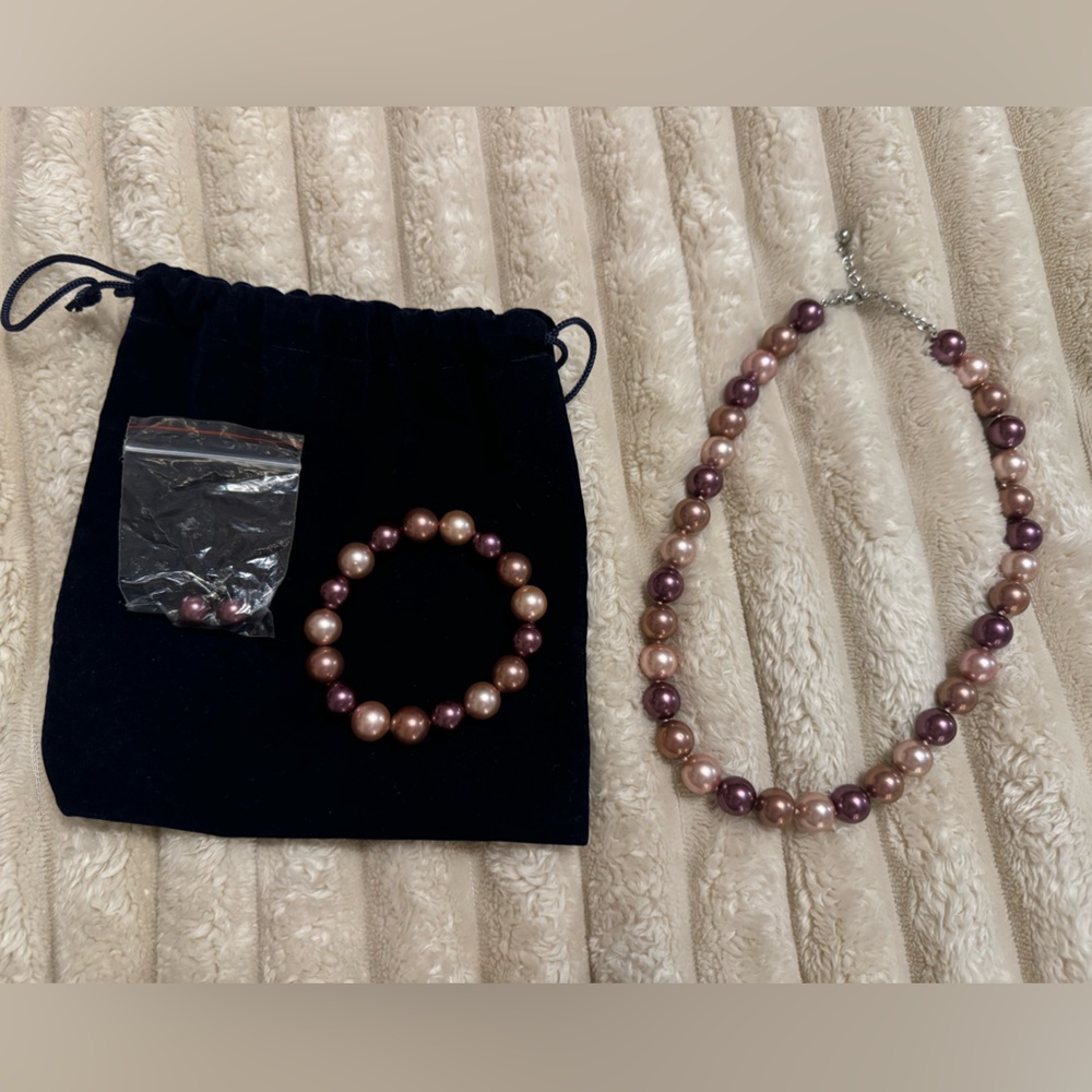 NEW! Women’s pearl set (necklace, earrings, bracelet)